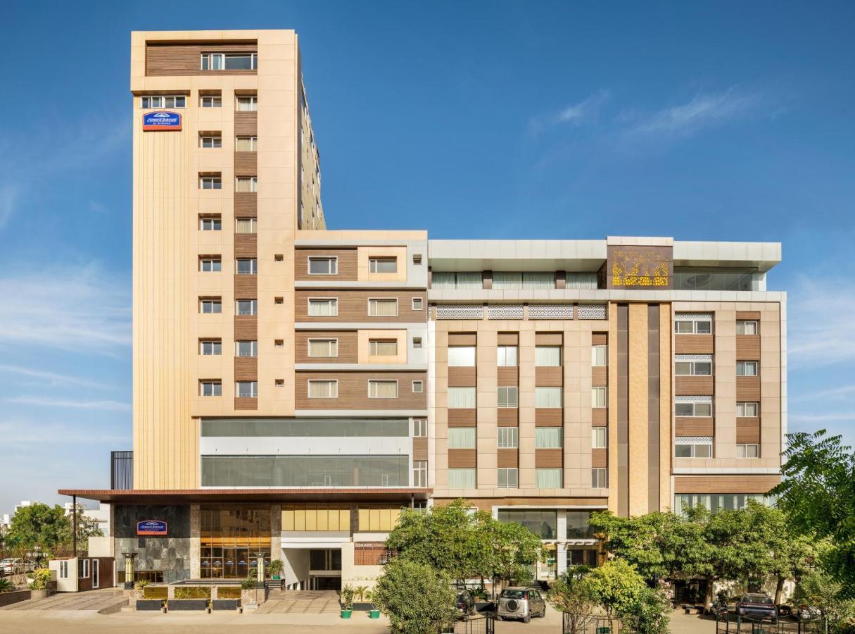 Howard Johnson By Wyndham Udaipur Roop Nagar Экстерьер фото